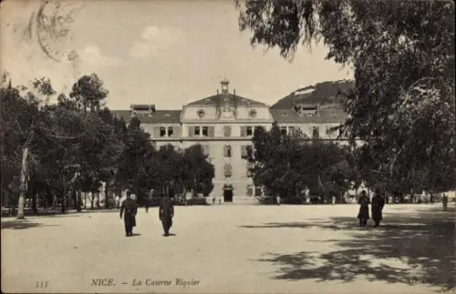 Ak Nice Nizza Alpes Maritimes, La Caserne Riquier,  zwei Personen, Bäume, Platz