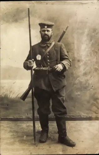 Foto Ak Deutscher Soldat in Uniform, Standportrait mit Ausrüstung