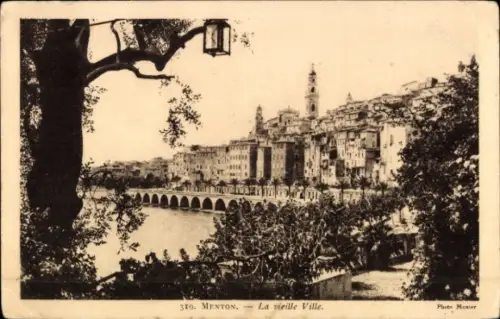 Ak Menton Alpes Maritimes, Schwarz-Weiß-Bild, alte Stadt, Brücke, Meer, Lampenpfahl