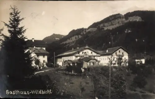 Ak Wildbichl Tirol, Gasthaus- Gebirgslandschaft,  Architektur