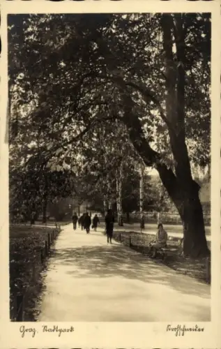 Ak Graz Steiermark, Graz Stadtpark, Spaziergänger, Bäume, Weg, Schwarz-Weiß-Foto