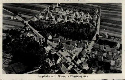 Ak Laupheim in Oberschwaben, Luftaufnahme von  Häuser, Straßen, Felder