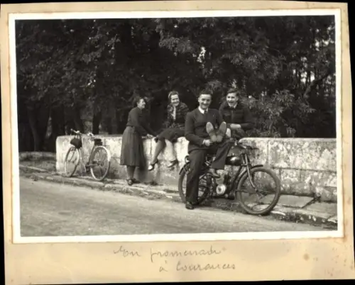 Foto Courances Essonne, Familienbild, Fahrräder, Frau beim Stricken