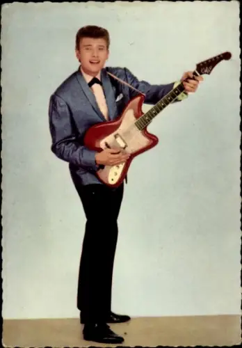 Ak Sänger Johnny Hallyday, Porträt, Gitarre