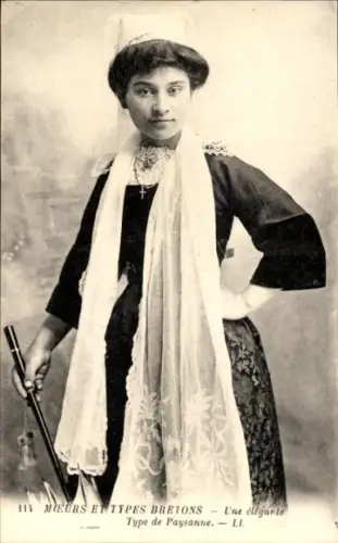 CPA Mœurs et Types Bretons, Une élegante Type de Paysanne