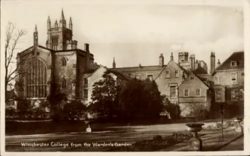 Ak Winchester South East England, Winchester College, Gartenansicht,  Architektur