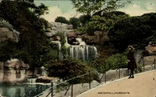 Ak Ramsgate Kent England, Wasserfall,  Frau in rotem Mantel, grüne Umgebung
