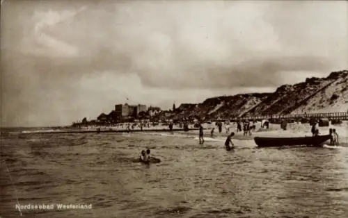 Ak Westerland auf Sylt, Nordseebad  Strand, Badegäste, Wellen, Boote