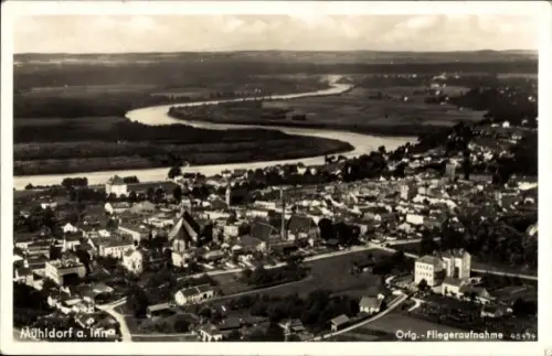 Ak Mühldorf am Inn Oberbayern, Luftaufnahme von  Fluss, Stadtansicht