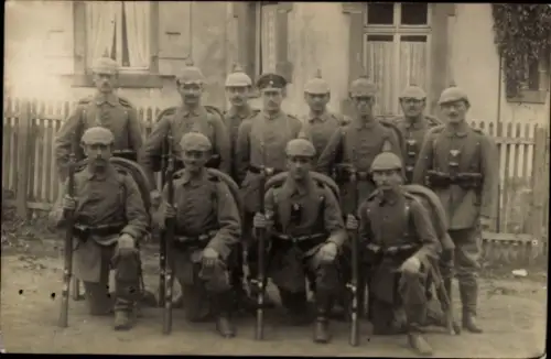 Foto Ak Deutsche Soldaten in Uniform, Gruppenbild, Pickelhauben, Gewehre
