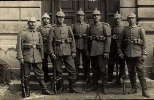 Foto Ak Deutsche Soldaten in Uniform, Ausrüstung, Pickelhauben, Gewehre, Gürtel, Gruppenbild