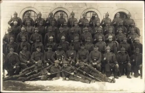 Foto Ak Deutsche Soldaten in Uniform, Gruppenbild, Pickelhauben, Gewehre