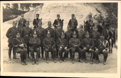 Foto Ak Polizeibeamte in Uniform, Gruppenbild, Reiter, Polizei 1932