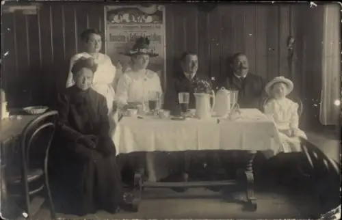 Foto Ak Familie am Tisch, Plakat Kaninchen- und Geflügel-Ausstellung München