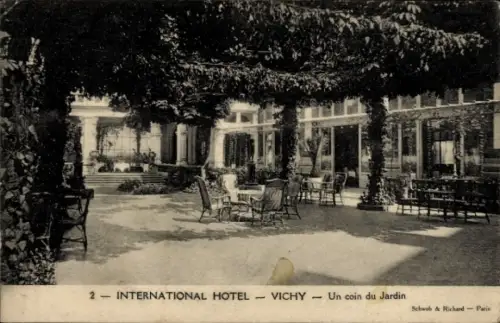 Ak Vichy Allier, International Hotel  Gartenansicht, Stühle, Pflanzen, Terrasse
