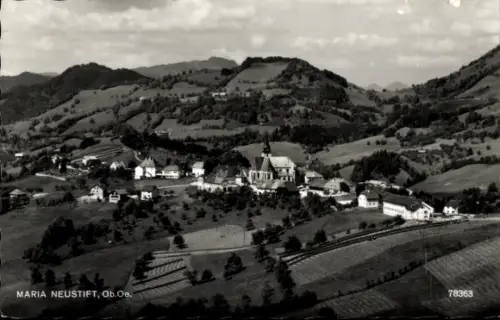 Ak Maria Neustift in Oberösterreich, Landschaft mit Kirche,  Berge, Wiesen