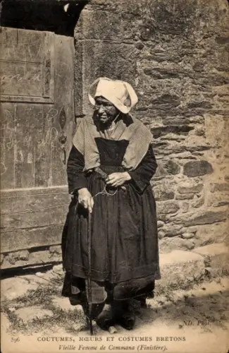 CPA Coutumes, Mœurs et Costumes Bretons, Vieille Femme de Commana