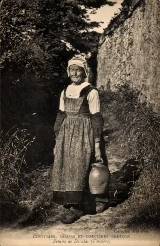 CPA Coutumes, Mœurs et Costumes Bretons, Femme de Daoulas