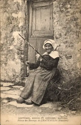 CPA Coutumes, Mœurs et Costumes Bretons, Fileuse des Environs de Chateaulin