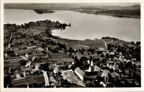 Ak Mittelzell Insel Reichenau im Bodensee, Luftaufnahme von Insel Reichenau, Bodensee, Wasser, La