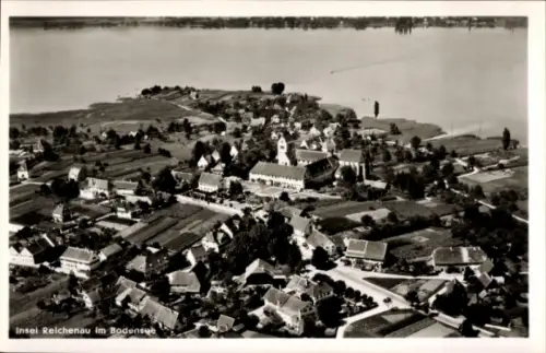Ak Mittelzell Insel Reichenau im Bodensee, Luftaufnahme von Insel Reichenau, Bodensee, Wasser, La