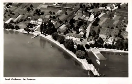 Ak Mittelzell Insel Reichenau im Bodensee, Luftaufnahme der Insel Reichenau, Bodensee, Wasser, Uf