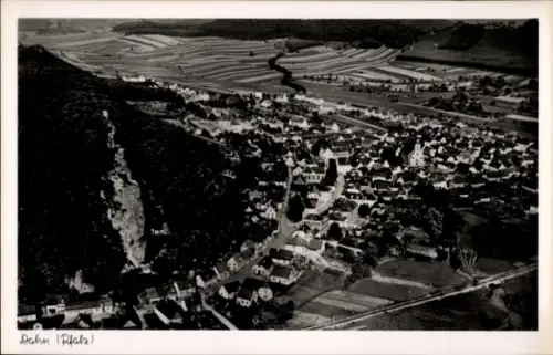 Ak Dahn in der Pfalz, Luftaufnahme von Dahn, Pfalz, Felder, Häuser, Landschaft