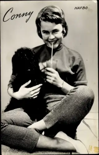 Ak Schauspielerin und Sängerin Cornelia Froboess, Conny, Portrait mit Hund