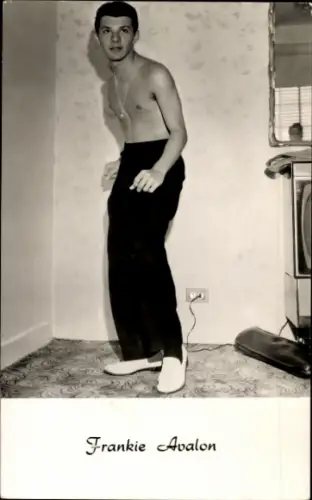 Ak Schauspieler und Sänger Frankie Avalon, Portrait, freier Oberkörper