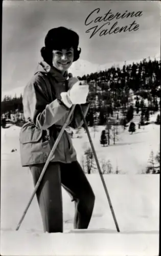 Ak Sängerin und Tänzerin Caterina Valente, Portrait im Skianzug