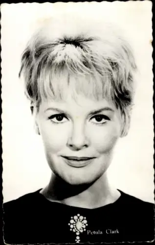 Ak Schauspielerin und Sängerin Petula Clark, Portrait, Brosche