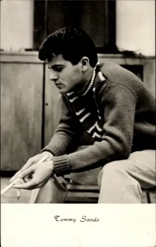 Ak Schauspieler und Musiker Tommy Sands, Portrait mit Zigarette