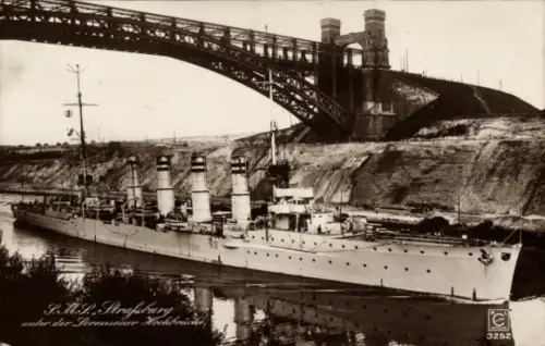 Ak Deutsches Kriegsschiff, SMS Straßburg, Kleiner Kreuzer, Levensauer Hochbrücke, Kaiserliche Marine
