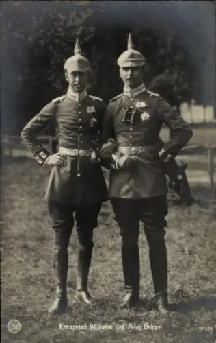 Ak Kronprinz Wilhelm von Preußen, Prinz Oskar von Preußen, Uniform, Pickelhaube
