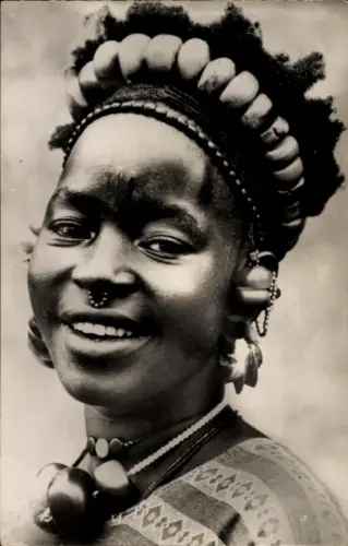 Ak Sudan, Porträt einer jungen Frau, Afrikanische Tracht, Schmuck