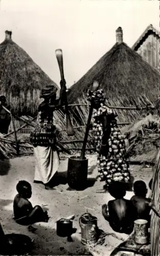 Ak Afrikanisches Dorf, Wohnhäuser, Kinder