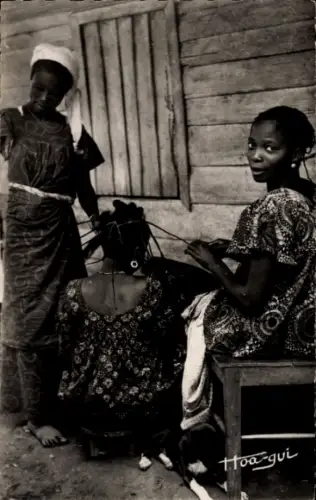 Ak Französisch Äquatorial-Afrika, afrikanische Frauen vom Volk der Basoundi frisieren sich