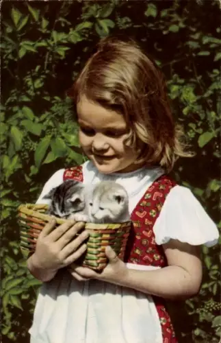Ak kleines Mädchen mit Kitten im Körbchen