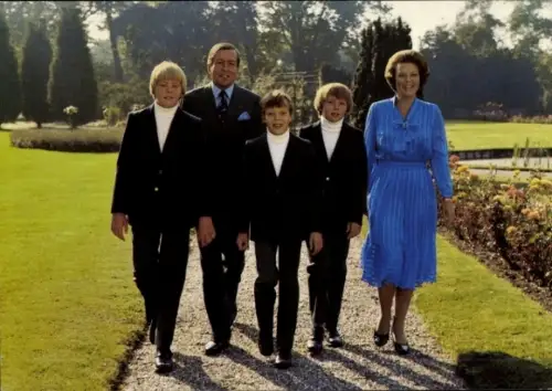 Ak Beatrix, Königin der Niederlande, Prinz Claus von Amsberg, Willem-Alexander, Friso, Constantijn