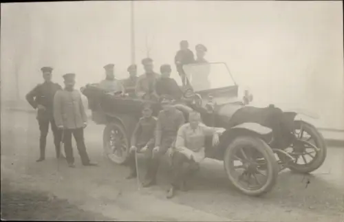 Foto Ak Deutsche Soldaten in Uniform, Gruppenbild, Automobil
