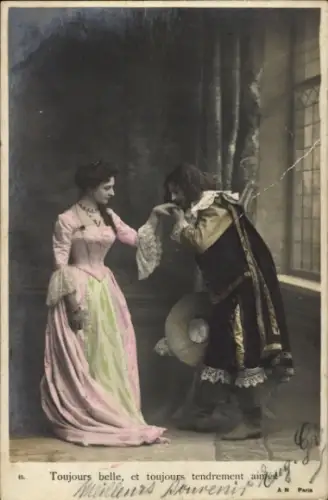 Ak Paar in historischen Kostümen, Mann küsst die Hand einer Frau, coloriert