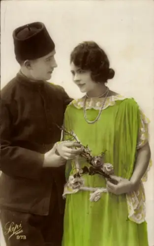Ak Liebespaar, Frau im grünen Kleid mit Blumenstrauß, coloriert