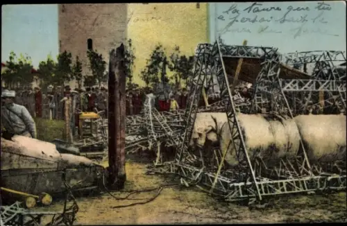 Ak Saloniki Thessaloniki Griechenland, Zeppelin-Trümmer, Soldaten