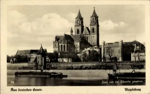 Ak Magdeburg an der Elbe, Dom von der Elbseite,  Schiffe am Ufer, Schwarz-Weiß-Fotografie