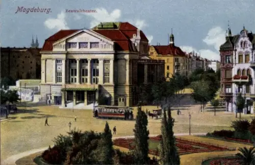 Ak Magdeburg an der Elbe, Zentraltheater,  Straßenbahn, Menschen, Bäume, Blumenbeete