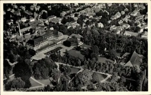 Ak Bad Pyrmont in Niedersachsen, Luftaufnahme von  Parkanlagen, Gebäude, Bäume