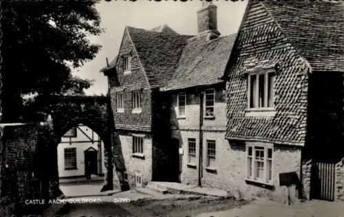 Ak Guildford Surrey England, Castle Arch, Gebäude, Straße, Schwarz-Weiß-Foto