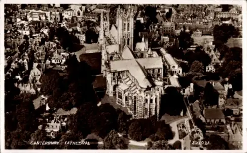 Ak Canterbury Kent England, Luftaufnahme der Canterbury Kathedrale, umgebende Gebäude, Bäume