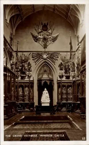 Ak Windsor Berkshire England, Windsor Castle, Großer Vestibül,  Statue, Wanddekoration, Wappen