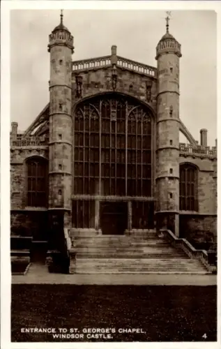 Ak Windsor Berkshire England, Windsor Castle, Eingang zur St. Georgs Kapelle,  Schwarz-Weiß-Foto
